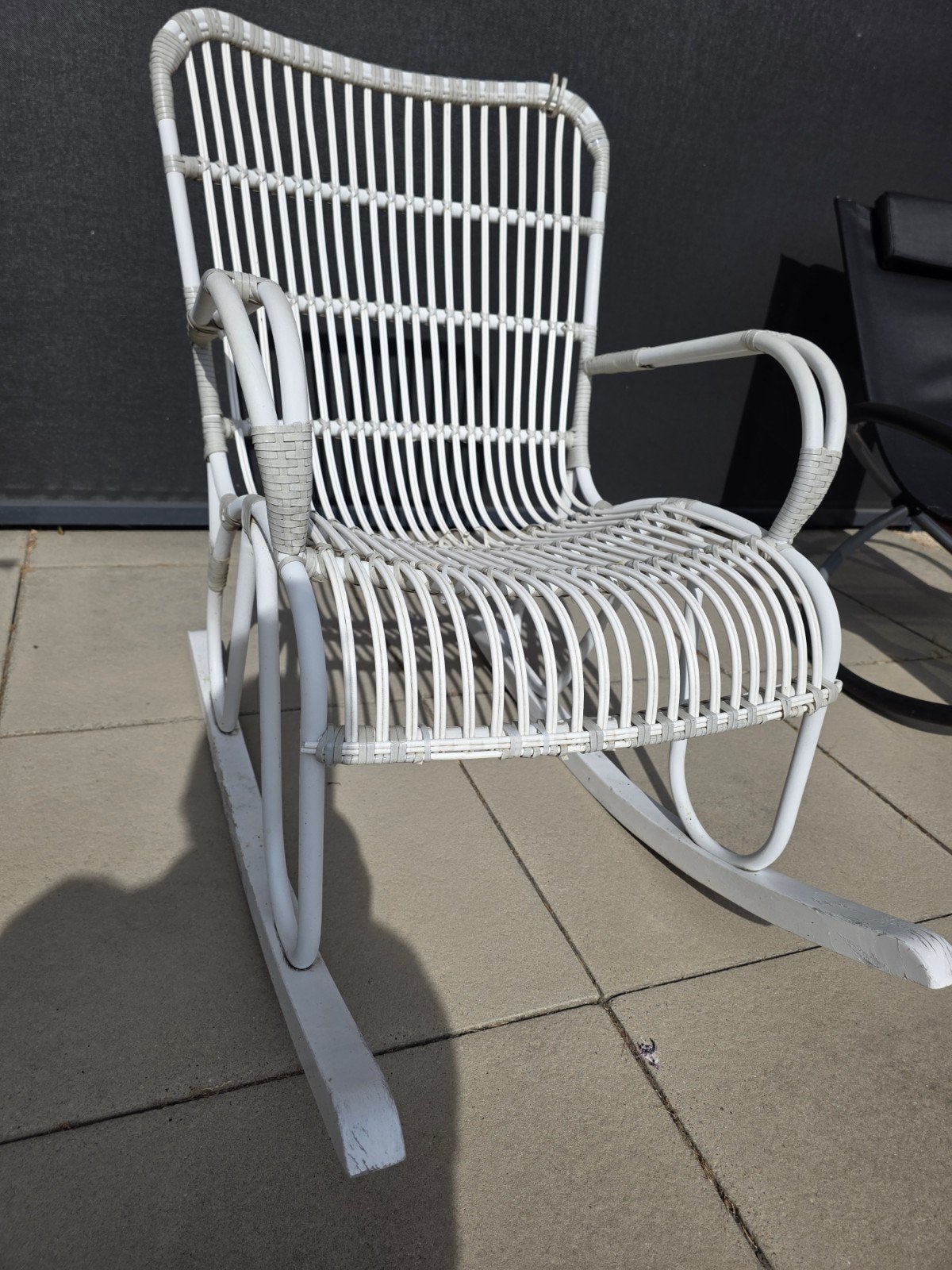 Witte schommelstoel van rotan/kunststof, Ophalen, Gebruikt