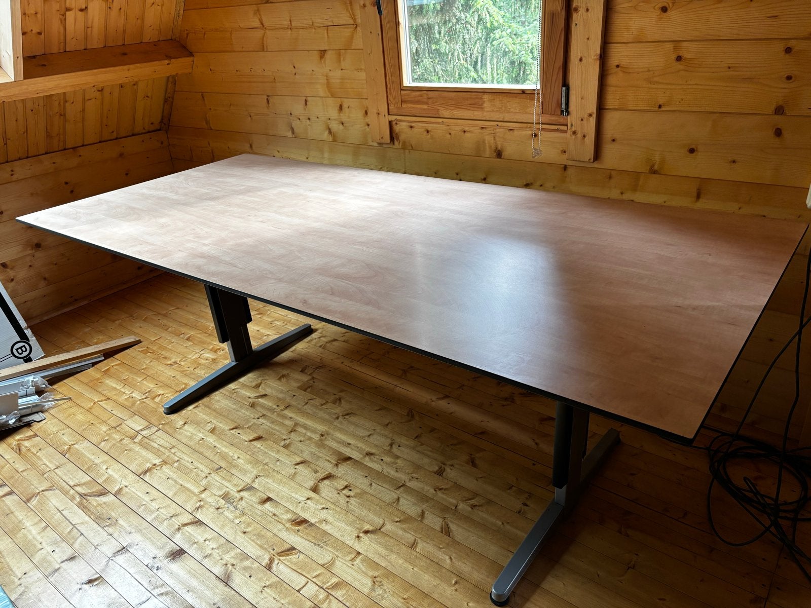 Grote rechthoekige tafel met metalen onderstel, Huis en Inrichting, Bureaus, Ophalen, Gebruikt