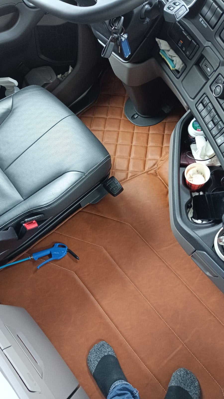 Vloermatten en interieurdelen voor vrachtwagen, Ophalen