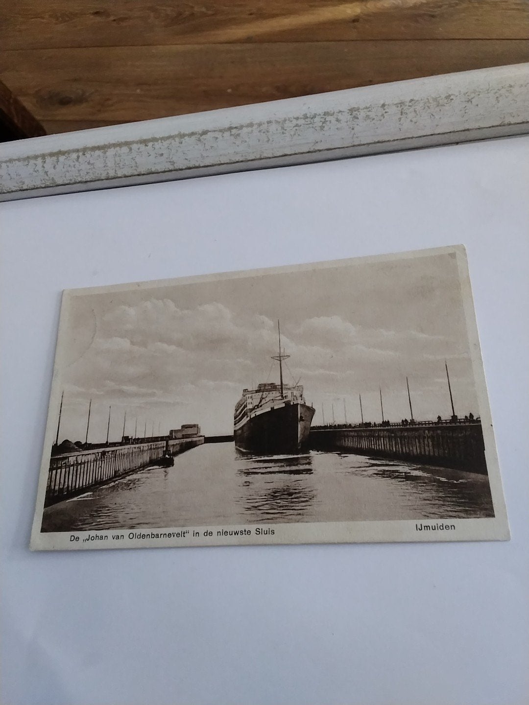 Ansichtkaart: Johan van Oldenbarnevelt in de nieuwste Sluis, Ophalen of Verzenden, 1920 tot 1940, Gelopen, Noord-Holland