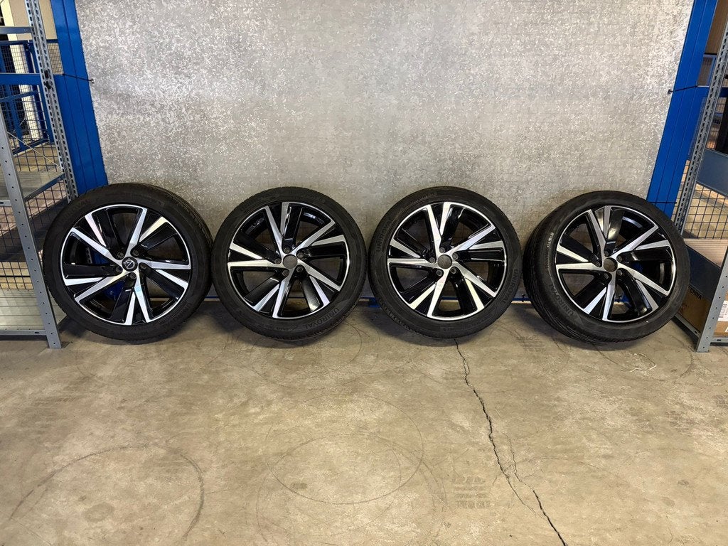 19'' 5-Double Spoke Black Diamond Cut - S90/V90 - Uniroyal R
