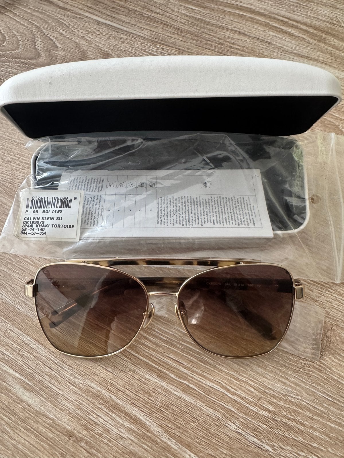 Calvin Klein Zonnebril CK19307S Khaki Tortoise - Nieuw, Overige merken, Zonnebril, Bruin, Nieuw