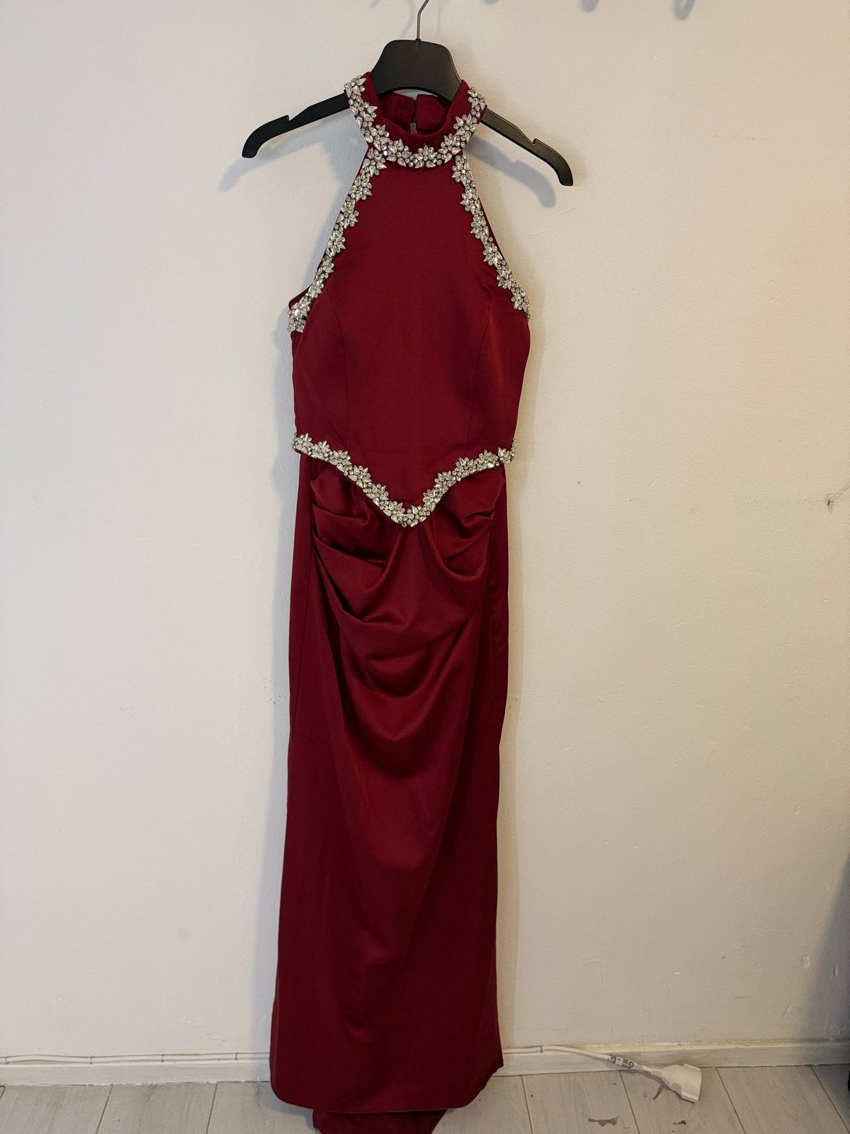 Elegante bordeauxrode avondjurk met strass details, Kleding | Dames, Verzenden, Zo goed als nieuw, Maat 36 (S), Rood