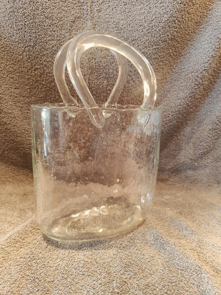 Glazen vaas in de vorm van een tas, Huis en Inrichting, Woonaccessoires | Vazen, Ophalen of Verzenden, Overige kleuren, Glas, Minder dan 50 cm