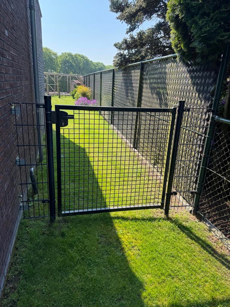 Zwarte poort met gaashekwerk / tuinpoort / looppoort, Ophalen, Gebruikt, Draaipoort, 150 tot 200 cm
