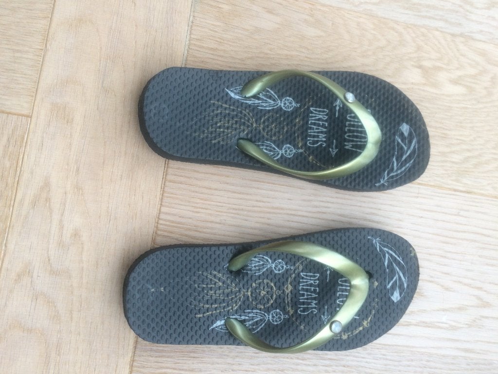 ZGAN Leuke zwart gouden teenslippers strass steentjes mt 28, Meisje, Ophalen of Verzenden, Zo goed als nieuw, Indiana