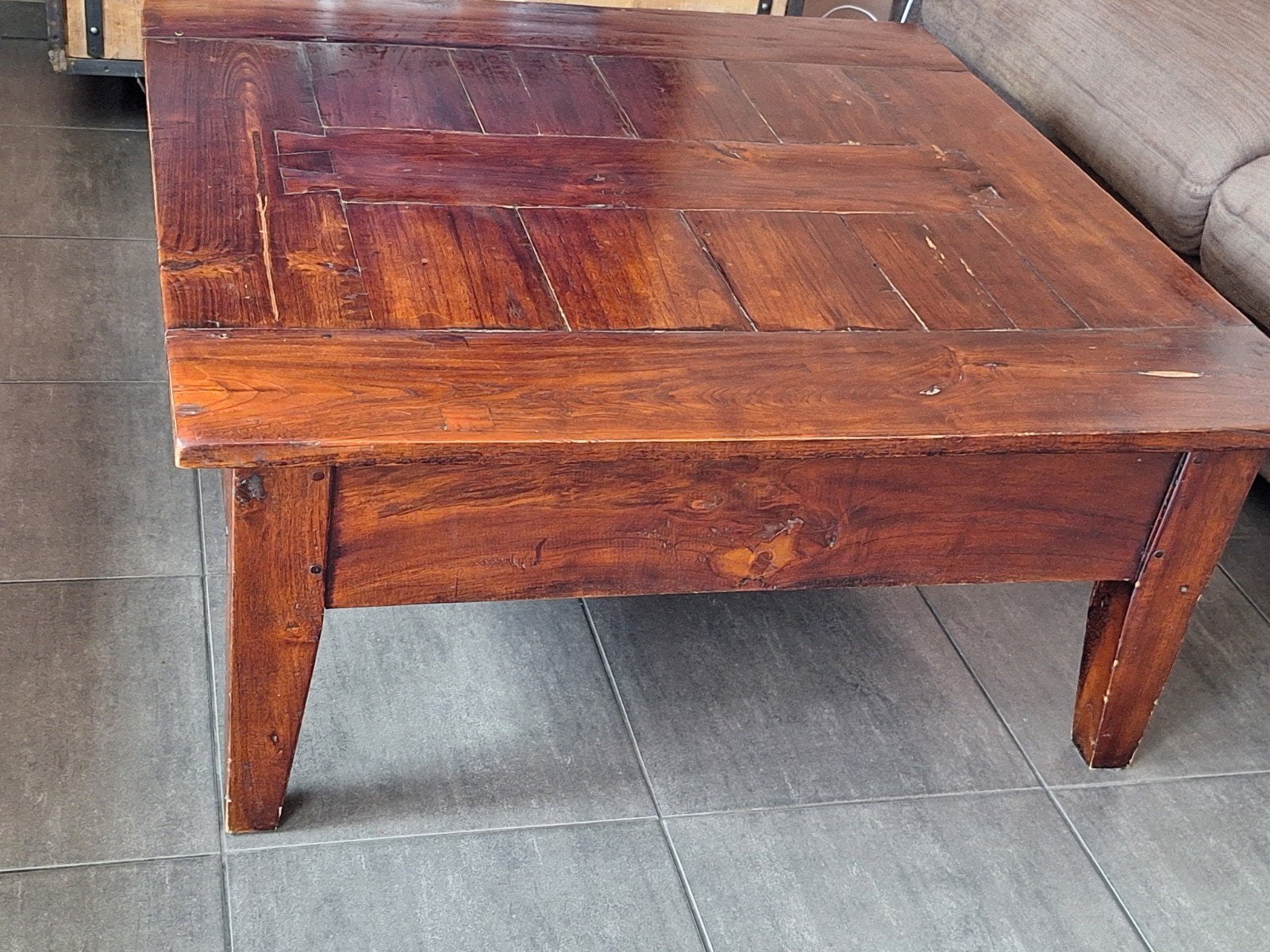 Robuuste houten salontafel met lades, Ophalen, Gebruikt, 50 tot 100 cm, Rustiek