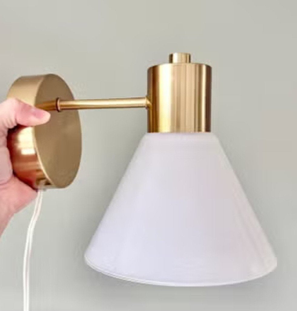 Vintage IKEA wandlamp - Goudkleurig met melkglas kap, Huis en Inrichting, Lampen | Wandlampen, Ophalen, Met snoer/stekker, Gebruikt