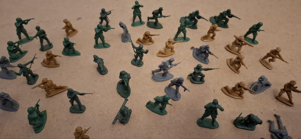 Modelbouw H0 // Figuren militairen 55x, Hobby en Vrije tijd, Ophalen of Verzenden, Zo goed als nieuw, 1:50 of kleiner, Figuur of Figuren