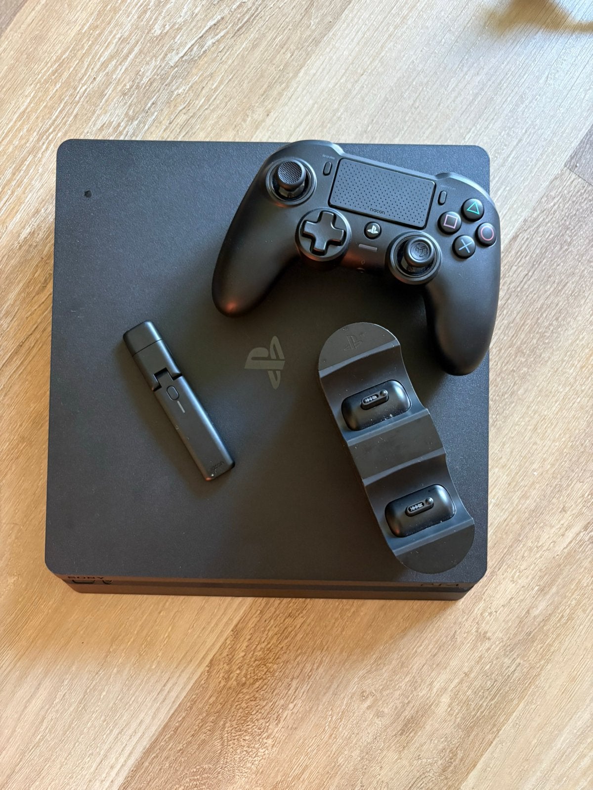 PS4 Slim 500GB + 3 Games + Controller + Dock, Ophalen, Met games, Zo goed als nieuw, Met 1 controller
