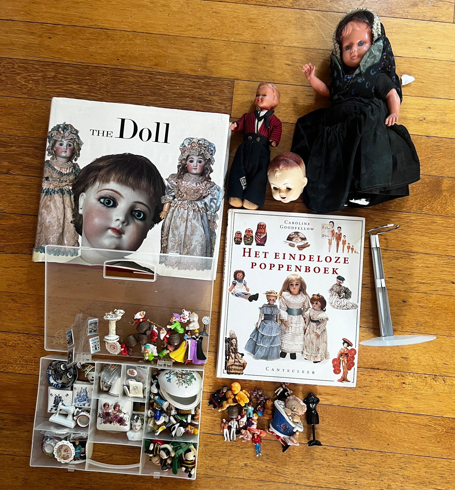 Pakket 4A poppen boeken en accessoires poppenhuis, Verzenden, Zo goed als nieuw, Poppenhuis