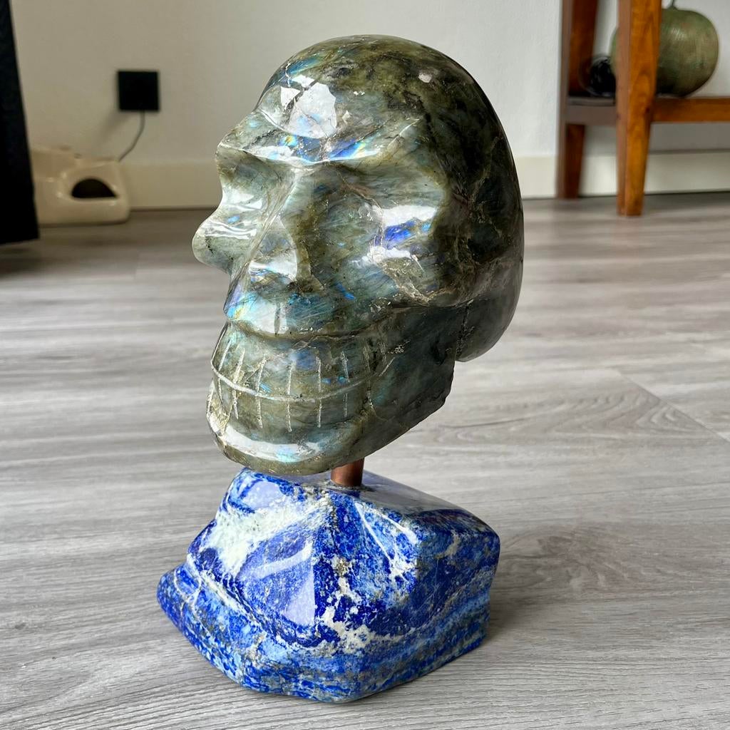 XL Labradoriet schedel - Lapis Lazuli Sokkel – 29 cm 6,9 kg, Verzamelen, Mineralen en Fossielen, Ophalen of Verzenden