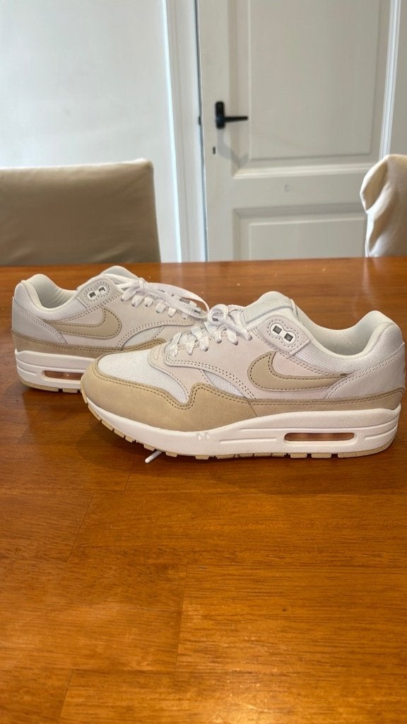 Nike Air Max 1 Premium Sanddrift (Women's) | Maat EU 38.5, Ophalen of Verzenden, Nieuw, Sneakers of Gympen