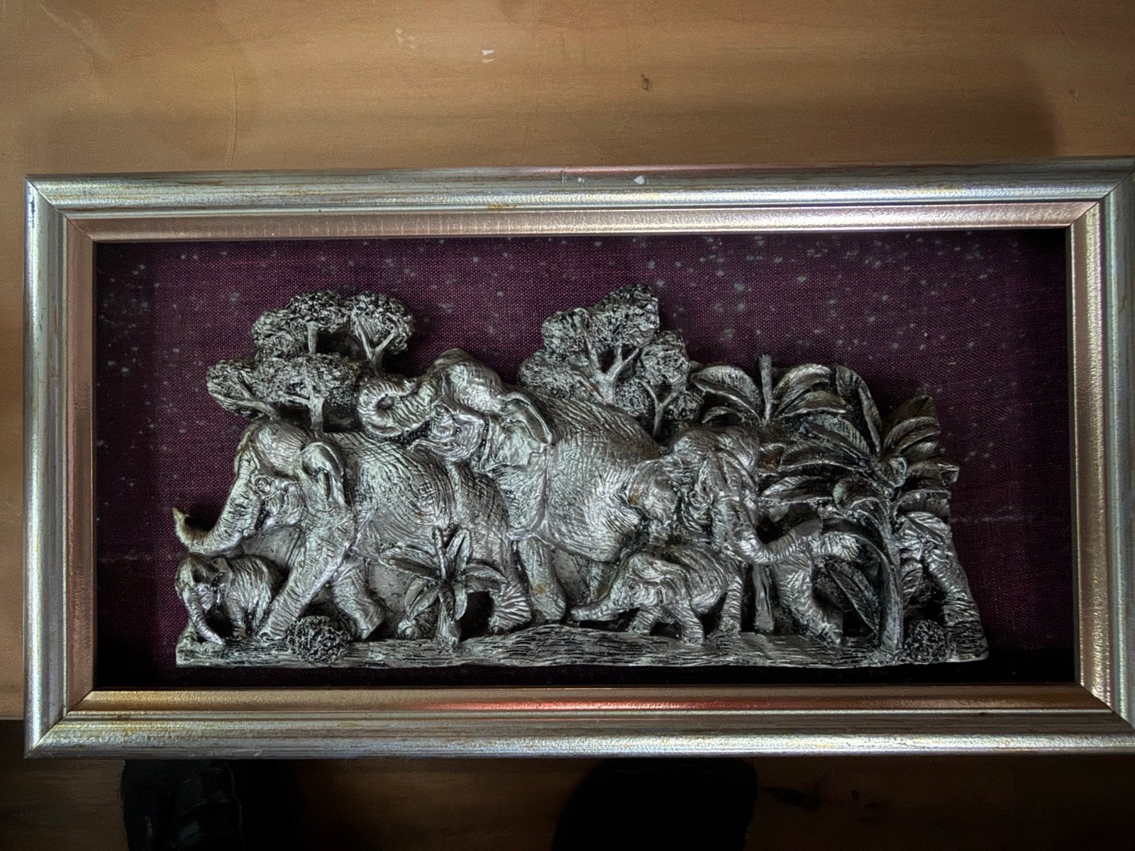 Decoratief reliëf met olifantenfamilie spelter/zinklegering, Ophalen, Zo goed als nieuw, Hout