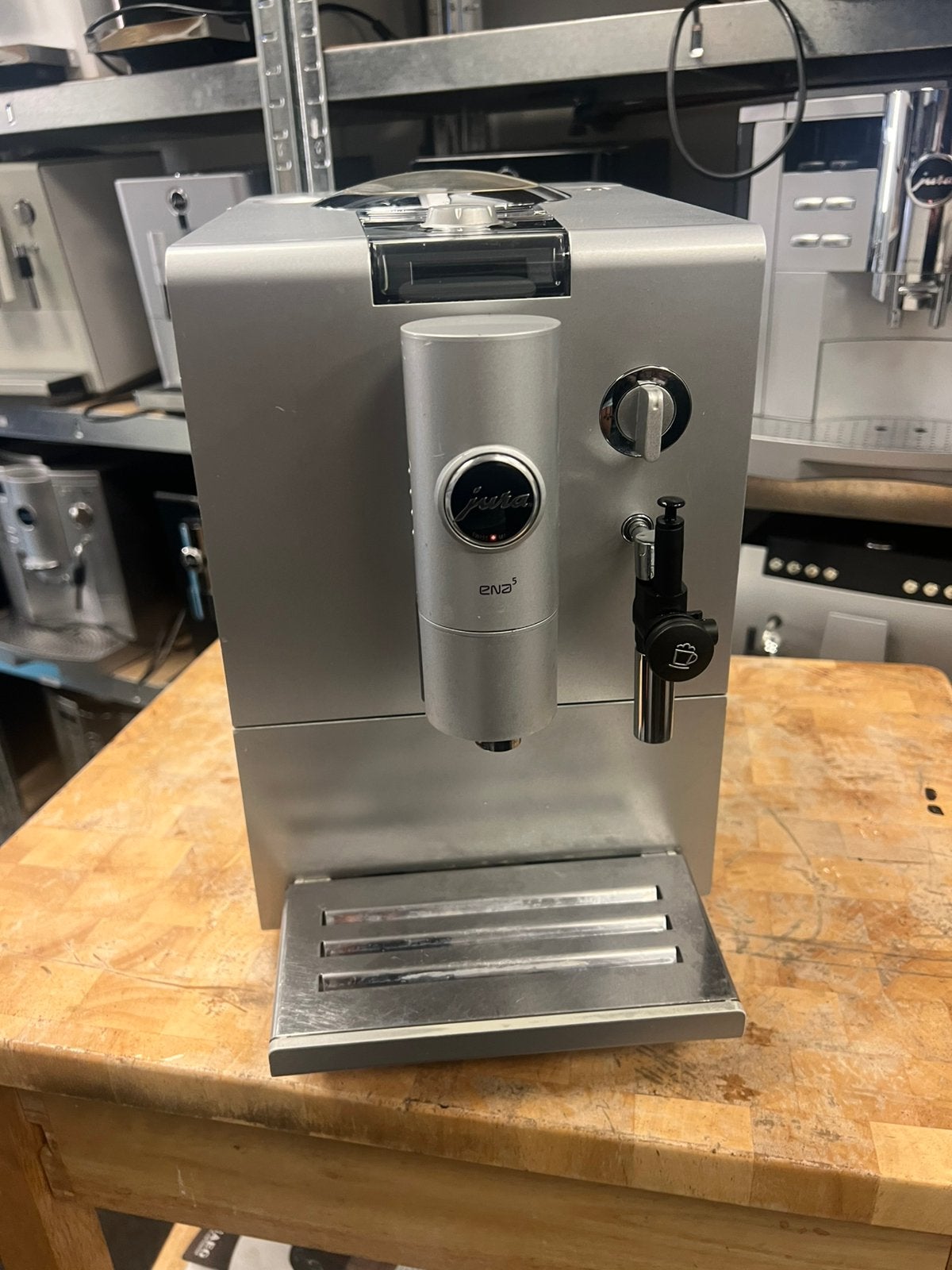 Jura ena 5, Info@jura.com, Kaffeeweltstrasse 10 	•	Postcode: 4626 Niederbuchsiten, 10 kopjes of meer, Koffiemachine
