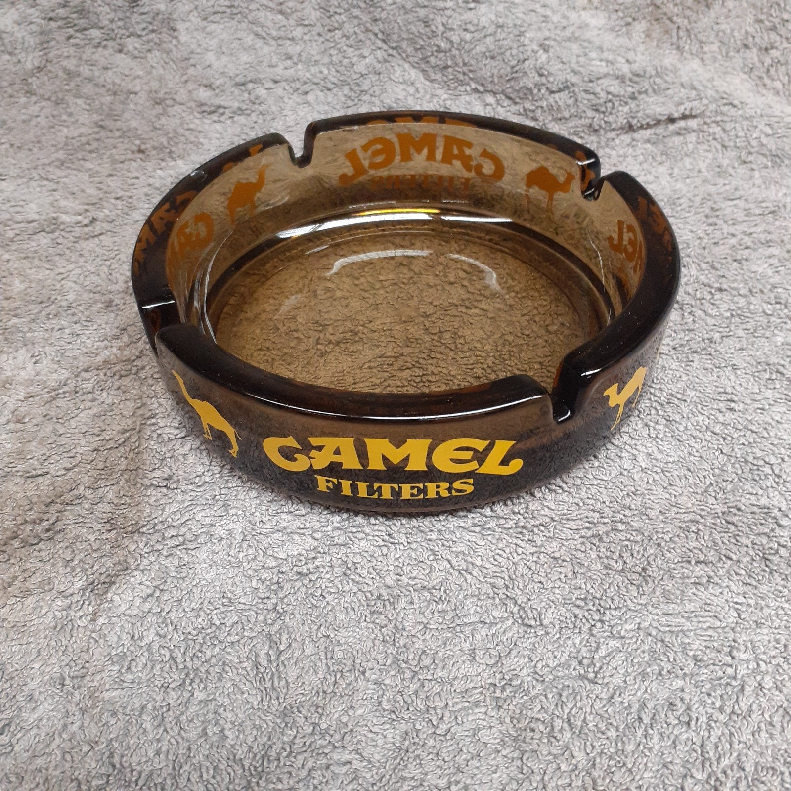 Glazen asbak Camel Filters - met klein schilfertje glas, Verzamelen, Rookartikelen, Aanstekers en Luciferdoosjes, Gebruikt, Asbak