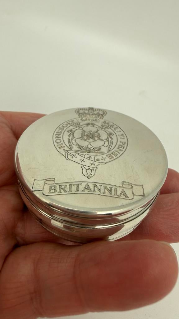 Onedel Britannia doosje met gravure,  uit Engeland. ., Antiek en Kunst, Verzenden