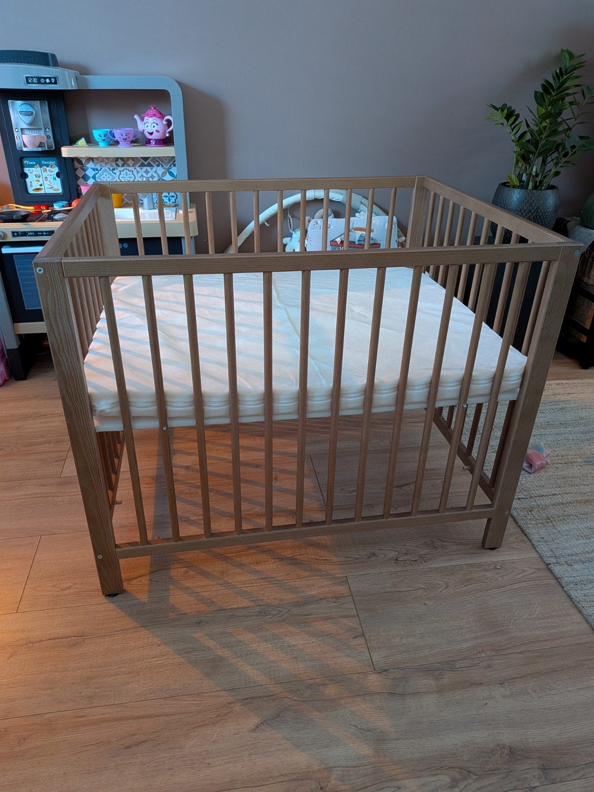 Mooie walnootkleurige babybox incl. matras (97x77), Kinderen en Baby's, Ophalen, Zo goed als nieuw