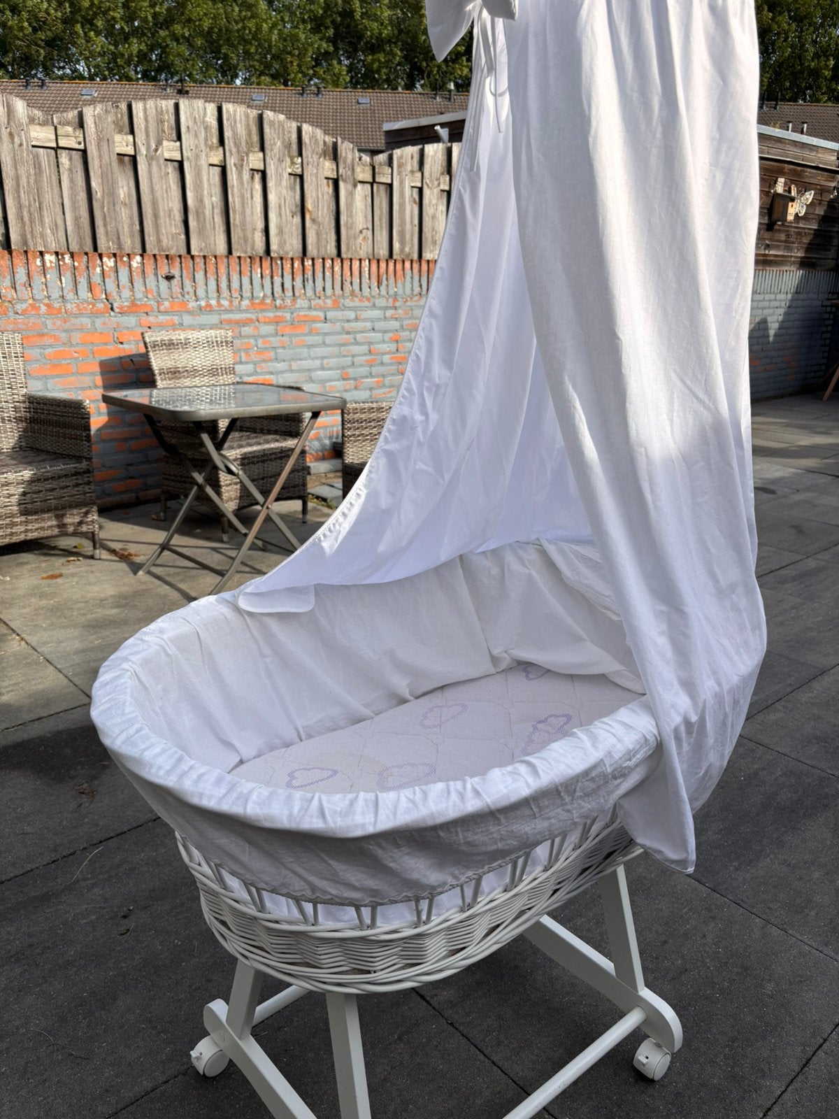 Een leuke Rieten wieg met hemeltje met strik op wielen, Kinderen en Baby's, Babywiegjes en Ledikanten, Ophalen, Zo goed als nieuw