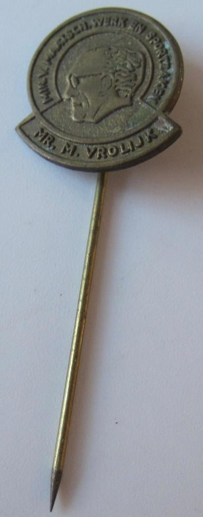 speldje van Maarten Vrolijk - minister - 1965, Verzamelen, Speldjes, Pins en Buttons, Ophalen of Verzenden, Zo goed als nieuw