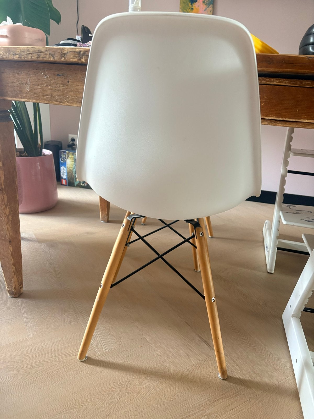Drie witte Eames DSW look a like stoel met houten onderstel, Huis en Inrichting, Stoelen, Ophalen, Drie, Wit, Zo goed als nieuw