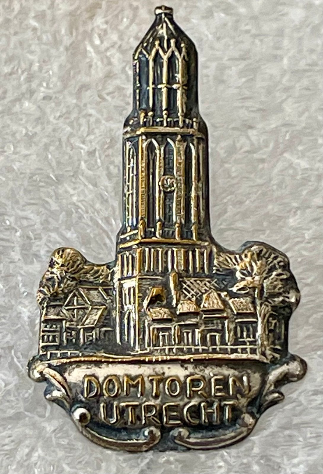 Vintage Metalen Speldje Domtoren Utrecht - Jaren '50-'70, Verzamelen, Speldjes, Pins en Buttons, Verzenden, Gebruikt, Stad of Land