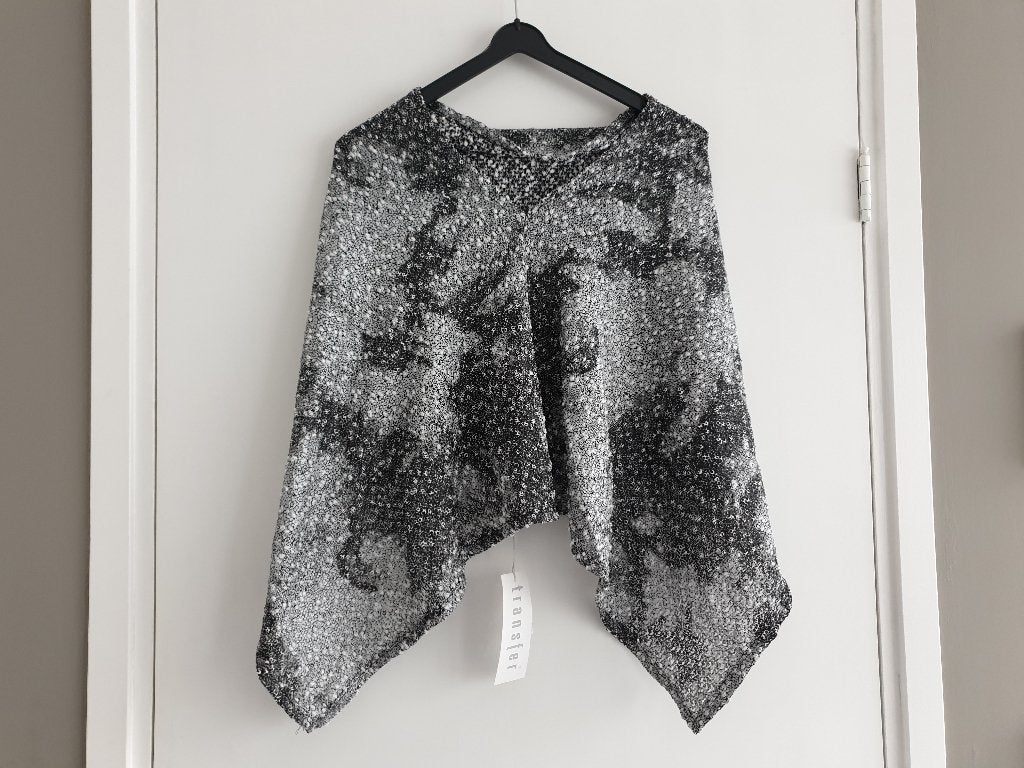 Een leuke nieuwe cape sjaal van transfer, Kleding | Dames, Ophalen of Verzenden, Nieuw, Maat 46/48 (XL) of groter, Sjaal
