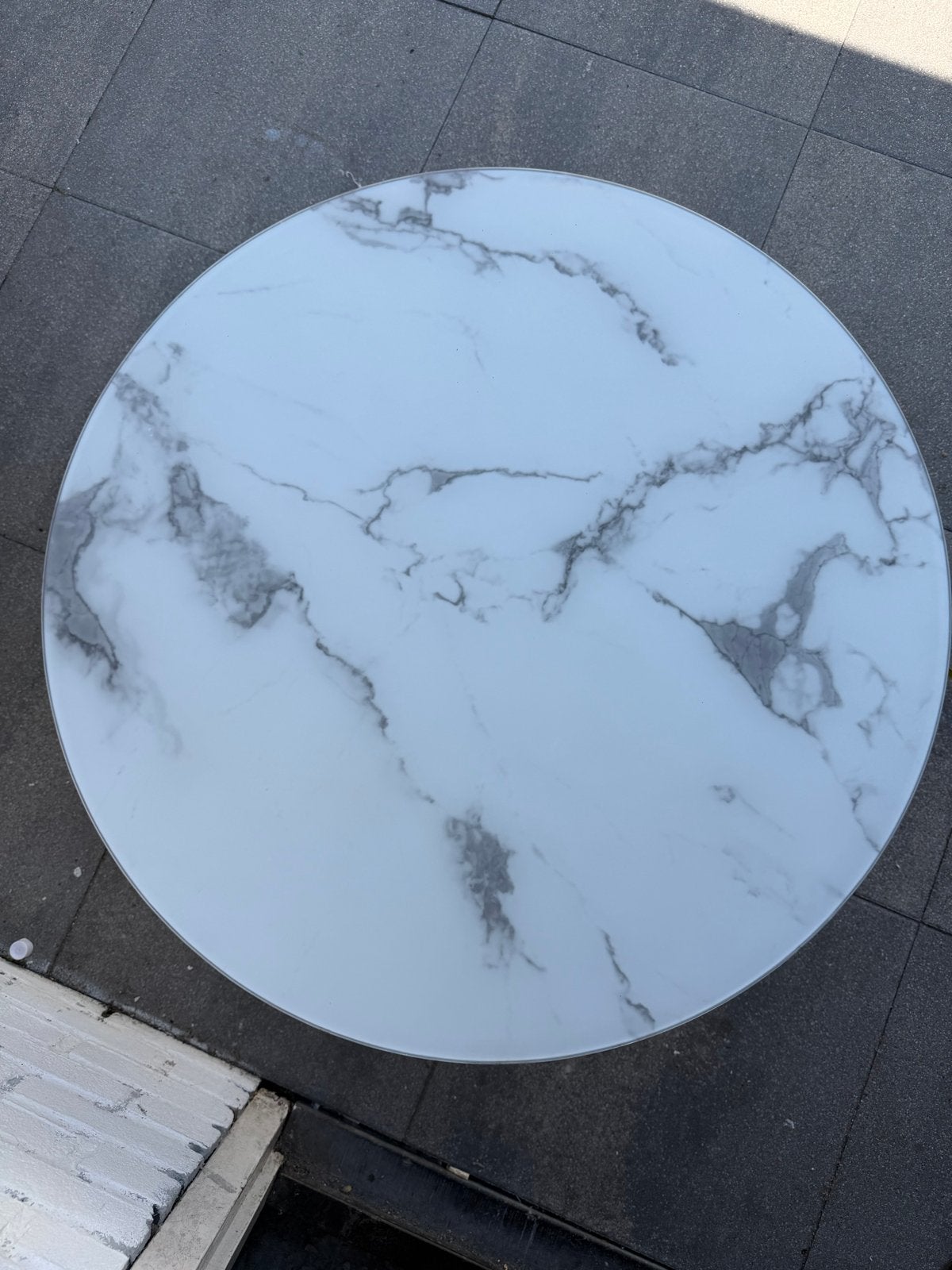 Ronde salontafel met marmerlook blad en goudkleurig onderste, Ophalen, Rond, 50 tot 100 cm, Zo goed als nieuw