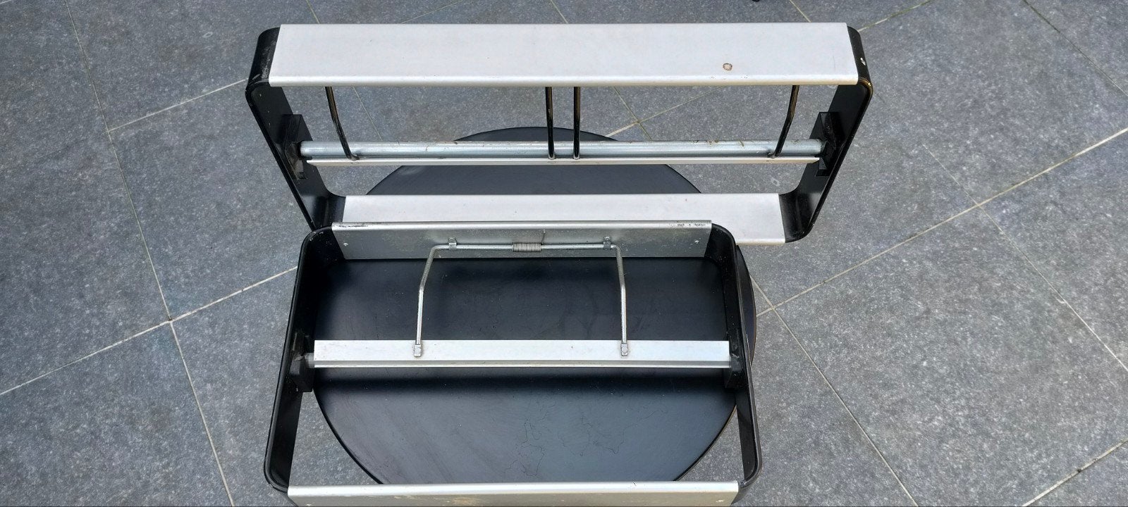 Twee papierrolhouders, 55 cm en 45 cm breed, Ophalen of Verzenden, Gebruikt