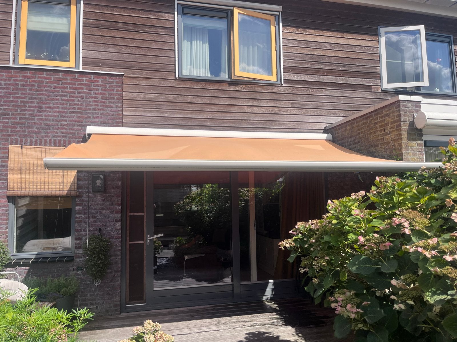 Knikarmscherm 4m breed, 3m uitval - Handbediening, Tuin en Terras, Zonneschermen, Ophalen, Gebruikt, 250 cm tot 450 cm, Knikarmscherm
