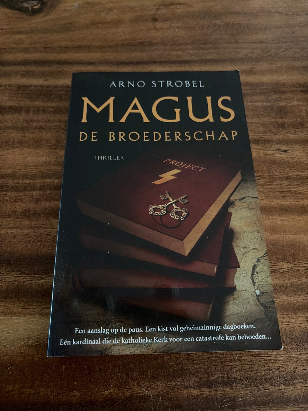 Magus: De Broederschap - Arno Strobel (Thriller) - V2, Boeken, Ophalen of Verzenden, Zo goed als nieuw, Europa overig