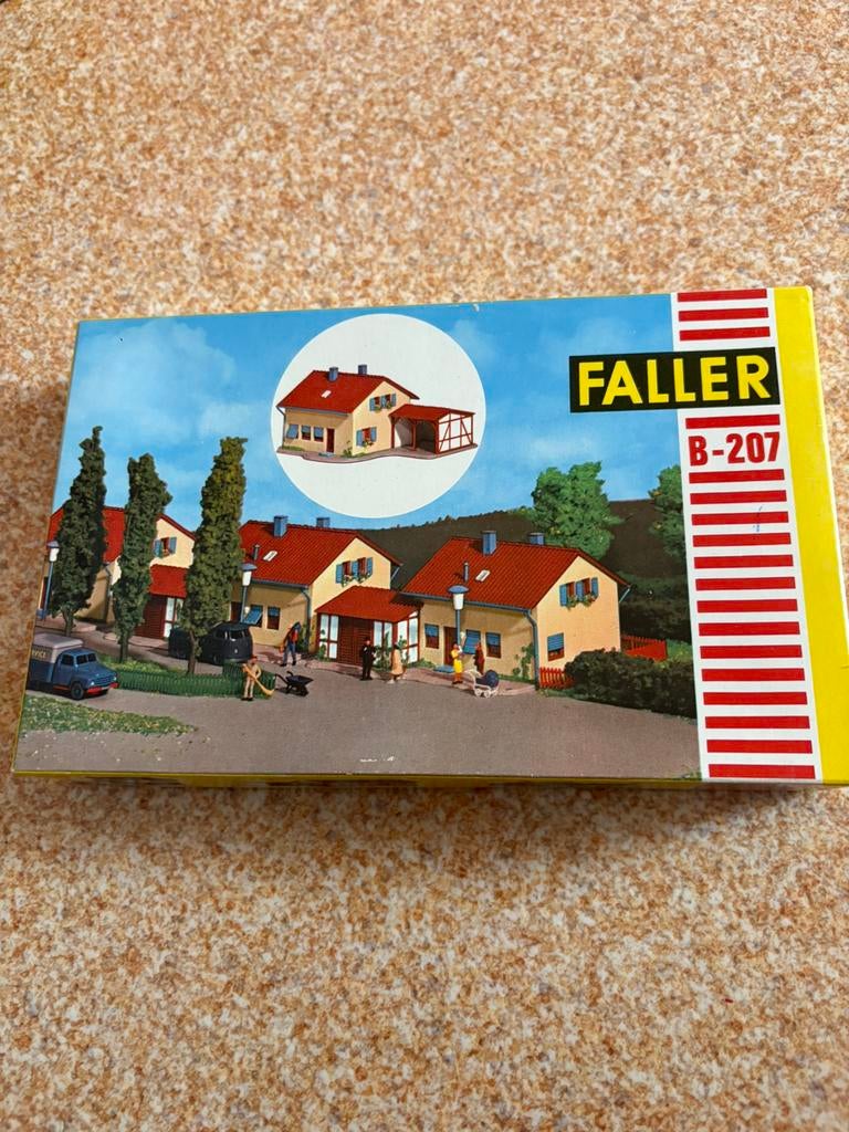 Faller B-207 huis met garage, Hobby en Vrije tijd, Modeltreinen | H0, Overige merken, Gelijkstroom of Wisselstroom, Brug, Tunnel of Gebouw