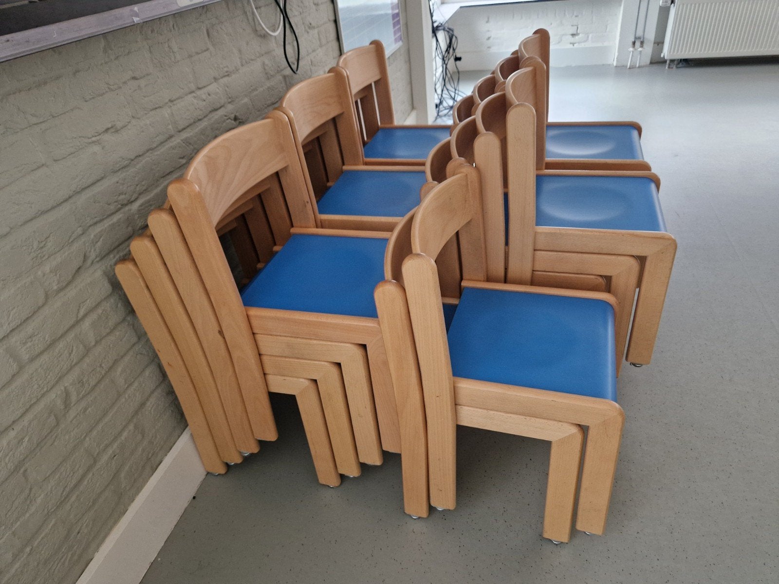 Houten Kleuterstoeltjes C3 met Blauwe Zitting. Bieden mag, Ophalen, Zo goed als nieuw, Stoel(en)