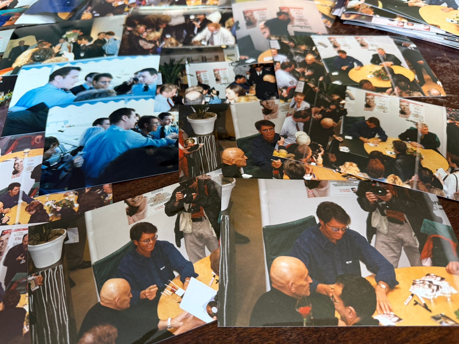 100 foto's Cliff Richard signeersessie Bijenkorf Amsterdam, Verzamelen, Gebruikt, 1980 tot heden, Foto, Ophalen of Verzenden
