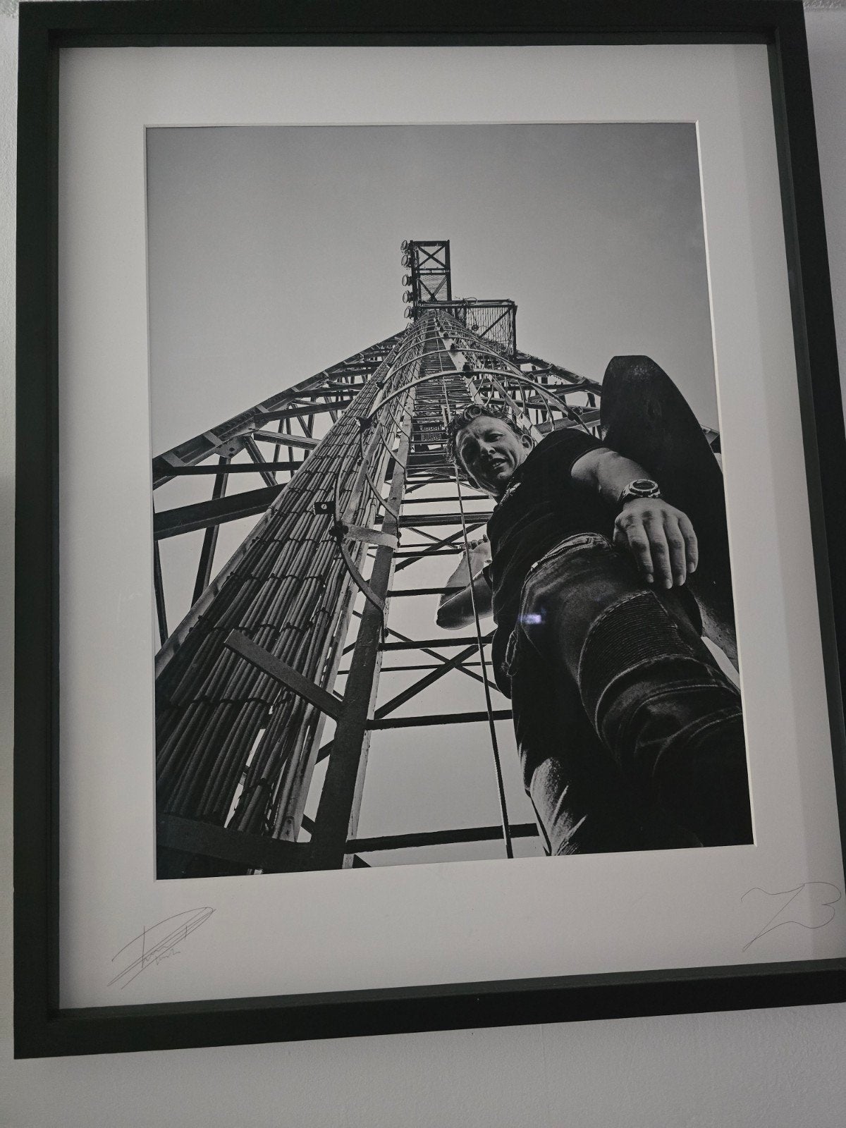 Zwart-wit foto van Dirk Kuyt op zendmast, gesigneerd en inge, Ophalen, Foto, Fotografie, Gesigneerd