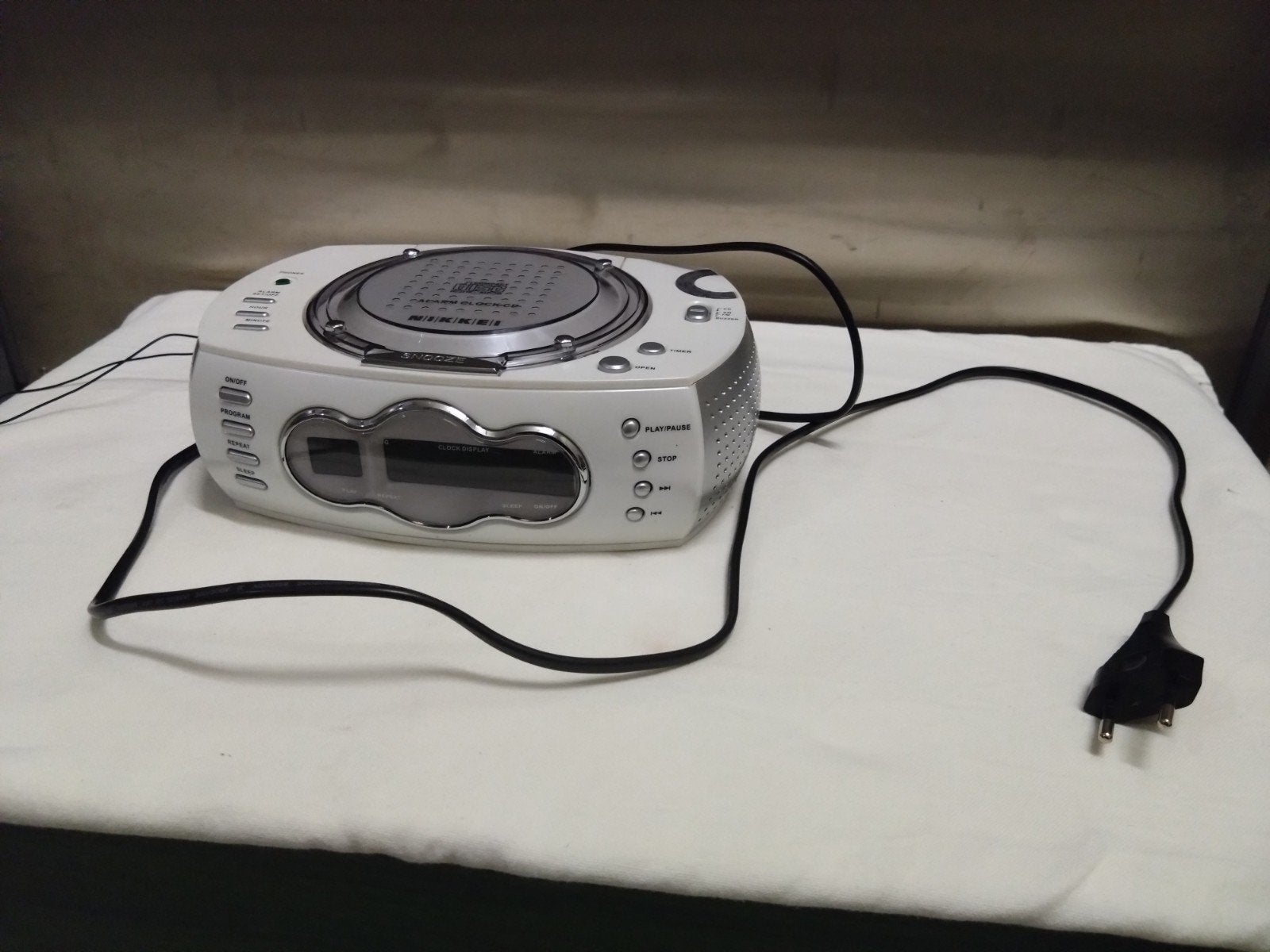 Nikkei CD-wekker met radio - Wit, Audio, Tv en Foto, Ophalen of Verzenden, Gebruikt, Overige merken, Met radio