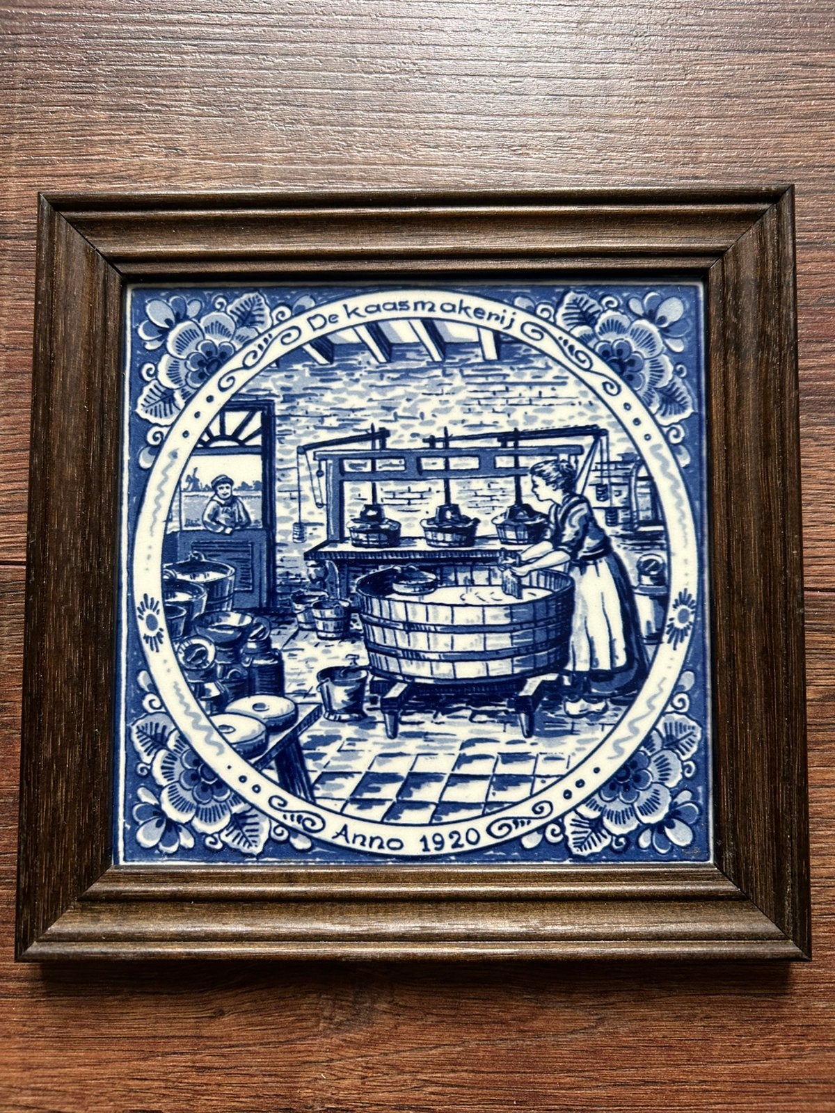 Originele Delft Handpainted Tegel Kaasmakerij Anno 1920, Ophalen of Verzenden