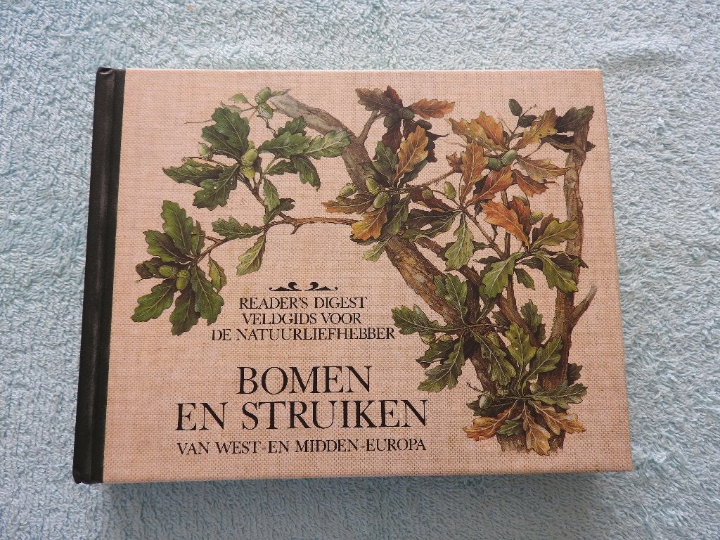 Bomen en Struiken van West en Midden-Europa - Readers Digest, Ophalen of Verzenden, Zo goed als nieuw, Bloemen, Planten en Bomen