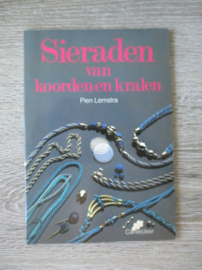 Sieraden van koorden en kralen - Pien Lemstra, Boeken, Ophalen of Verzenden, Gelezen, Overige onderwerpen
