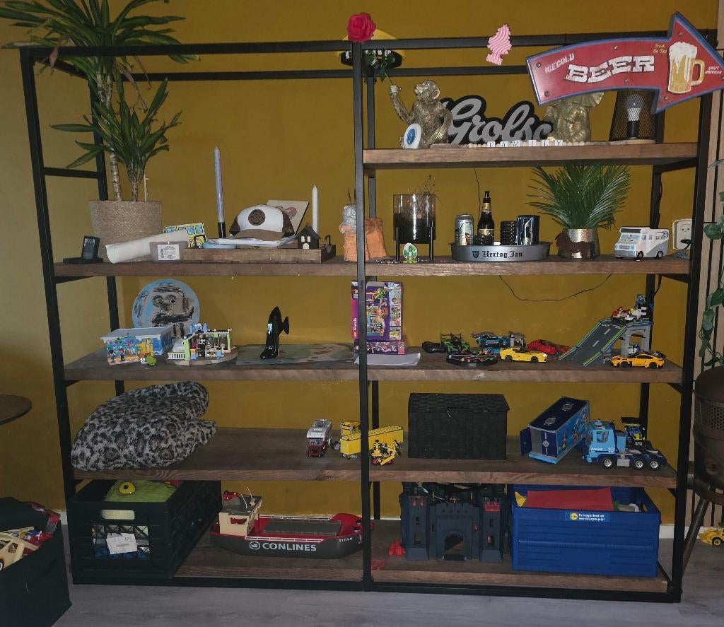 Industriële kast met zware planken, Ophalen, Zo goed als nieuw