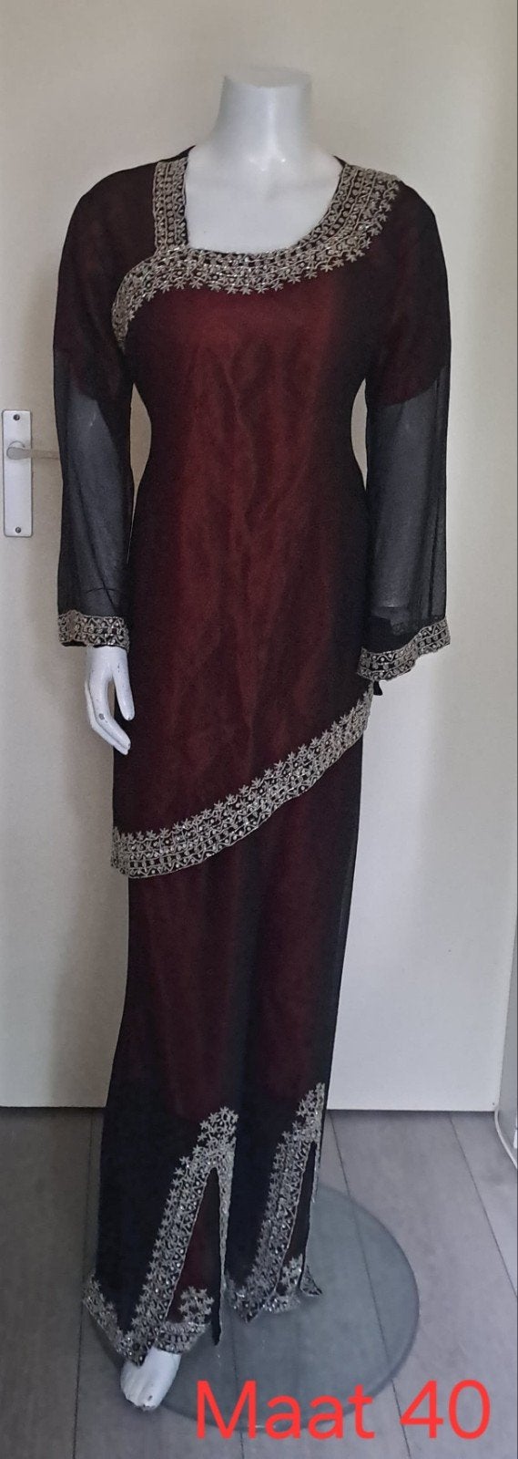 Elegante avondbroekpak met borduursels - Maat 40, Maat 38/40 (M), Ophalen of Verzenden, Zo goed als nieuw, Rood
