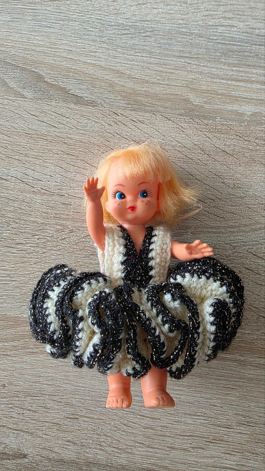 Vintage popje jaren 70 –blond haar blauwe ogen gehaakte jurk, Verzamelen, Ophalen of Verzenden, Gebruikt, Pop
