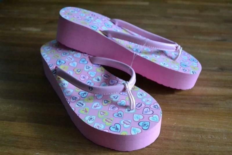 Nieuwe slippers van playboy, Kleding | Dames, Schoenen, Nieuw, Verzenden