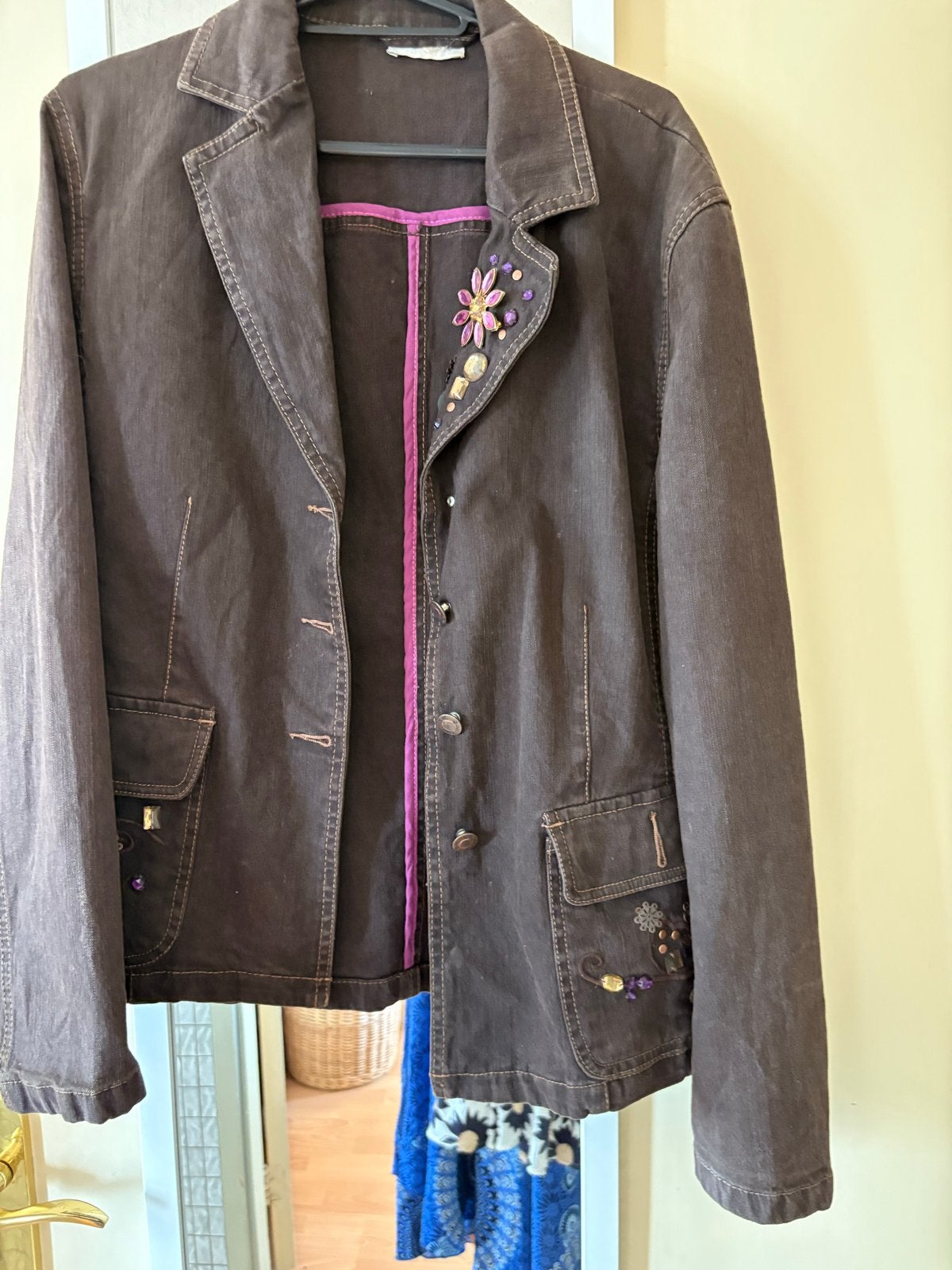 Stijlvol spijkerjasje met borduursels, Kleding | Dames, Jasjes, Kostuums en Pakken, Ophalen of Verzenden, Gedragen, Bruin, Jasje