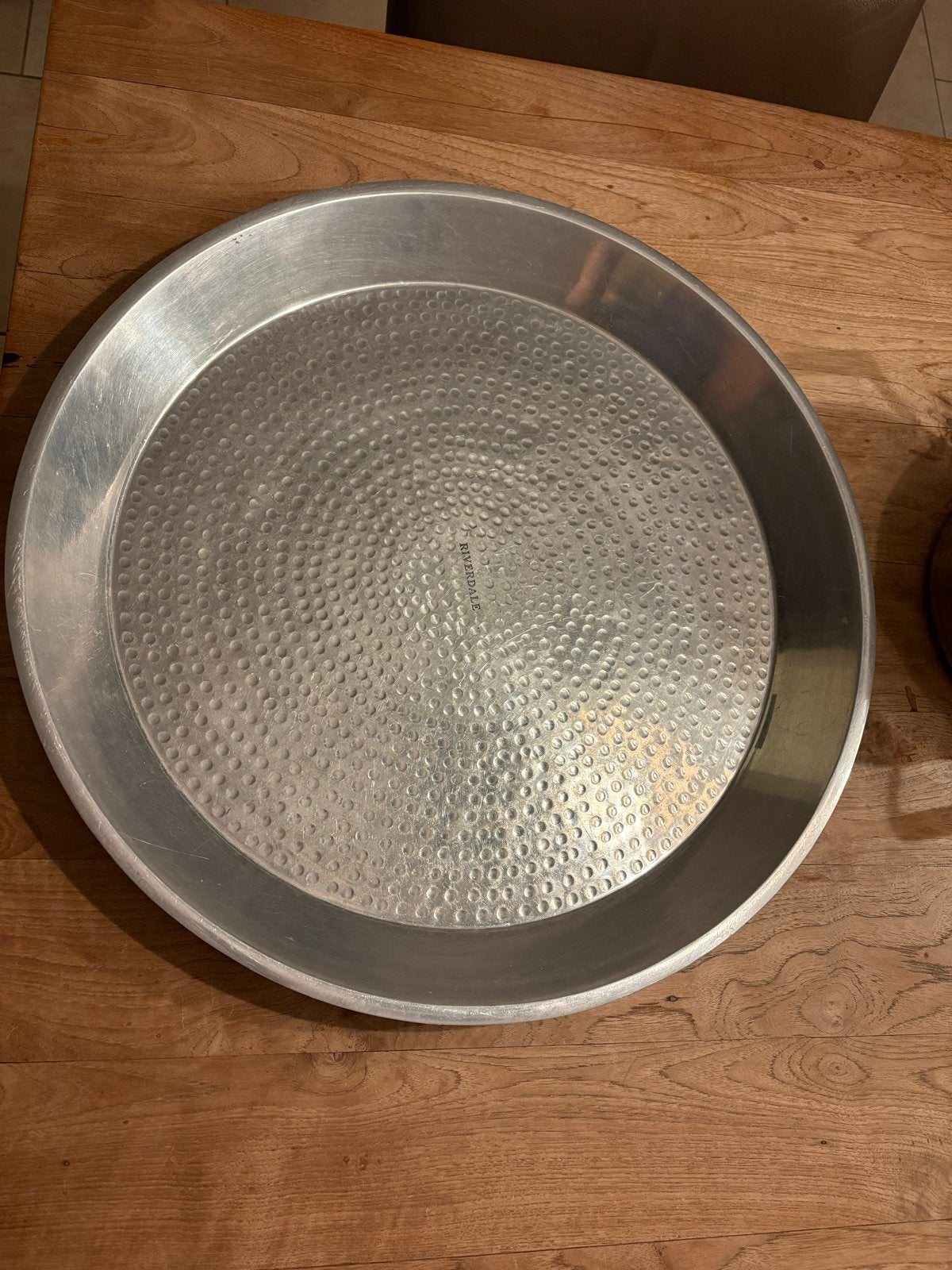 Grote metalen schaal/dienblad - Riverdale - Hamerslag, Gebruikt, Schaal, Rond, Ophalen of Verzenden