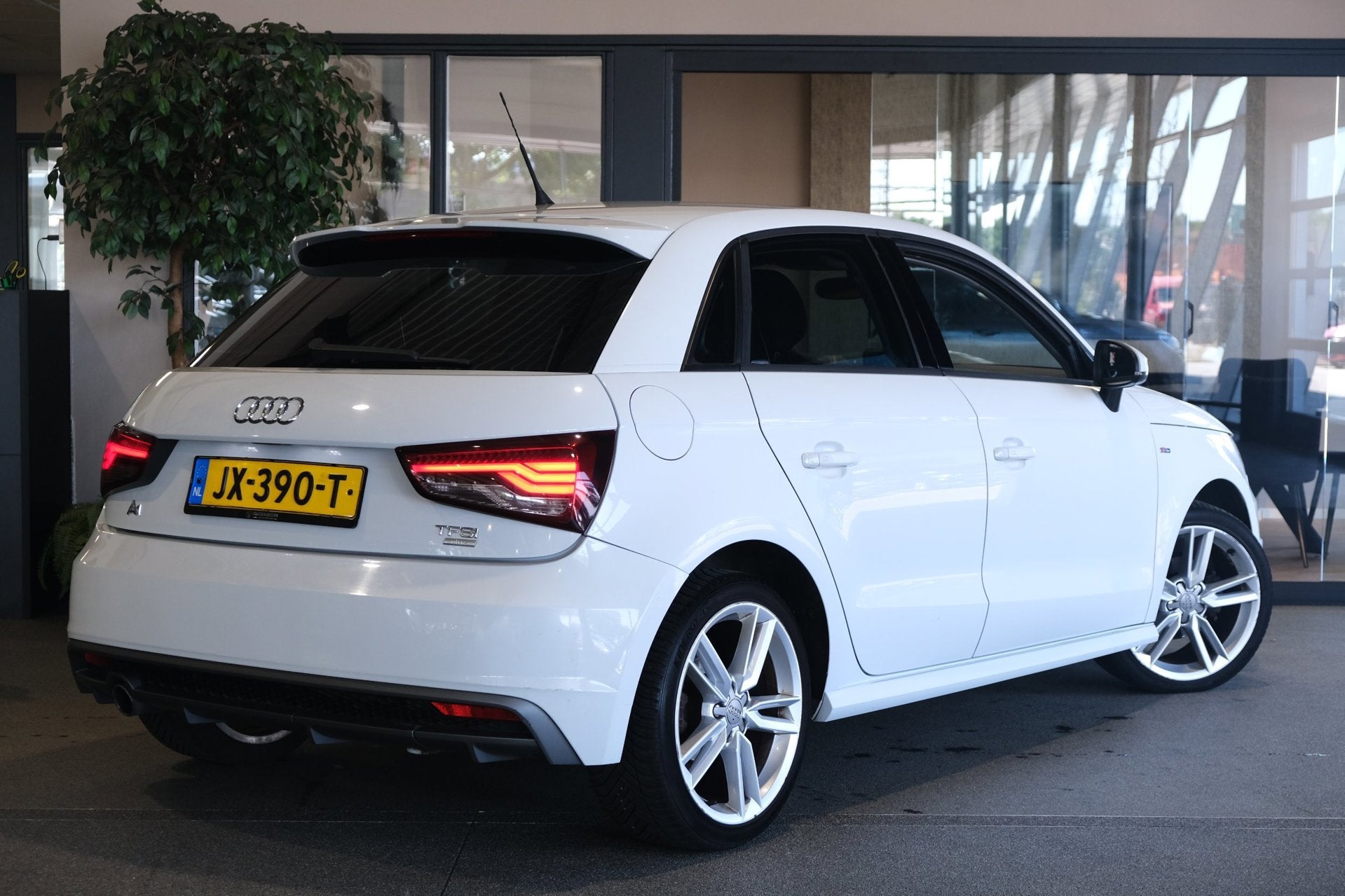 Audi A1 Sportback 1.0 TFSI S-Line S-tronic Led Navi Airco Cr, Auto's, Audi, Euro 6, 4 stoelen, Origineel Nederlands, Bedrijf