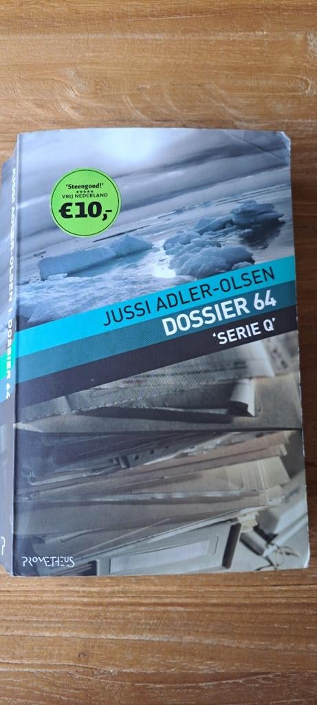 Jussi Adler-Olsen - Dossier 64 (serie Q), Boeken, Gelezen, Ophalen of Verzenden, Scandinavië, Jussi Adler-Olsen
