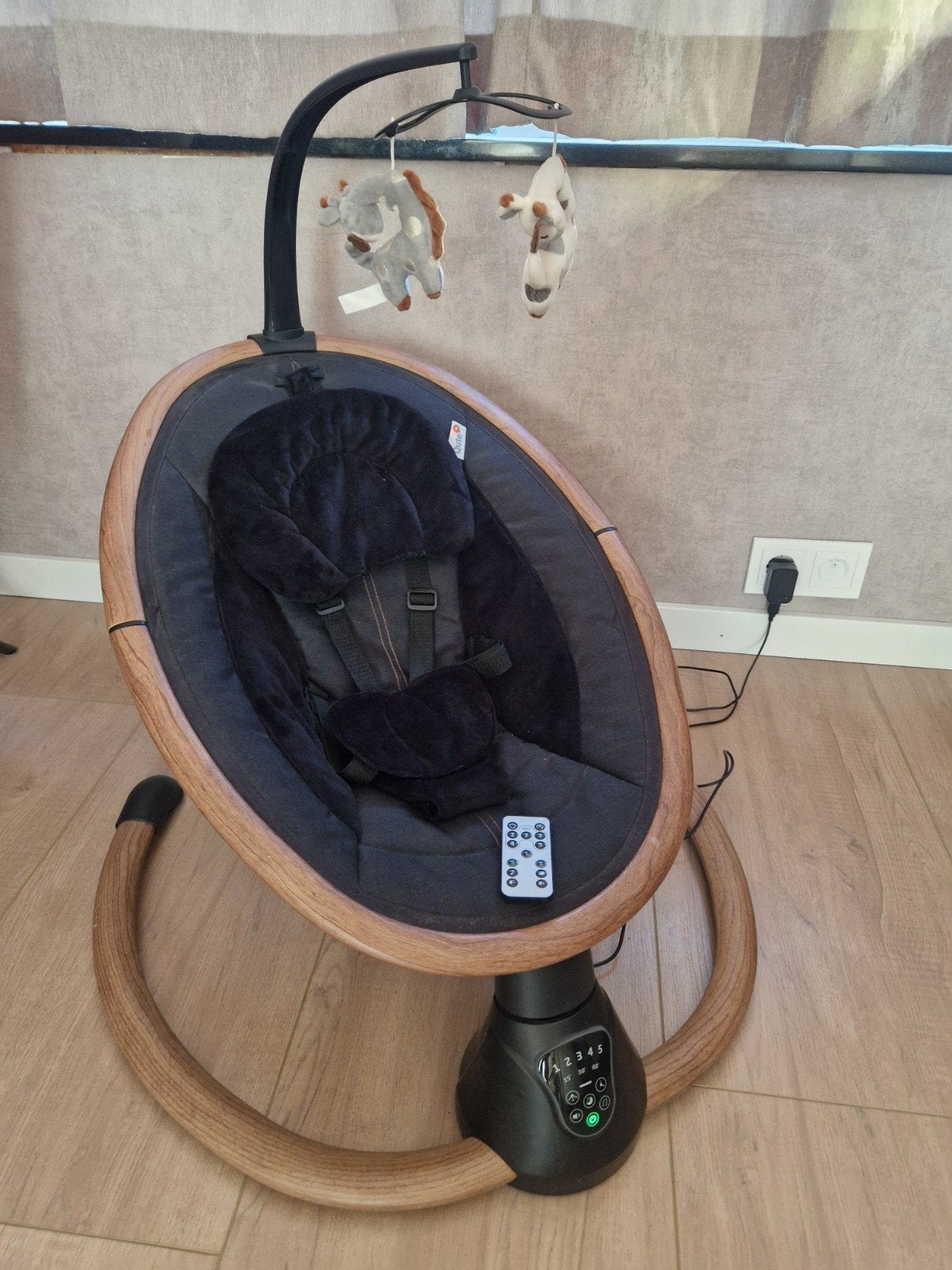 Qute Babyschommelstoel met afstandsbediening, Kinderen en Baby's, Ophalen, Zo goed als nieuw
