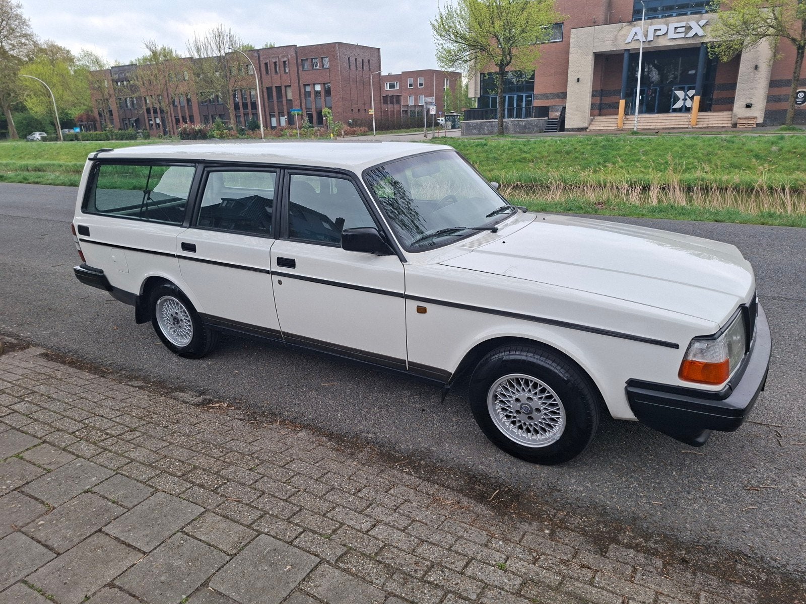 Volvo 240 2.3 GL /Pullmann bekleding/Trekhaak/ Zeer netjes !, 1305 kg, 4 cilinders, Wit, Origineel Nederlands
