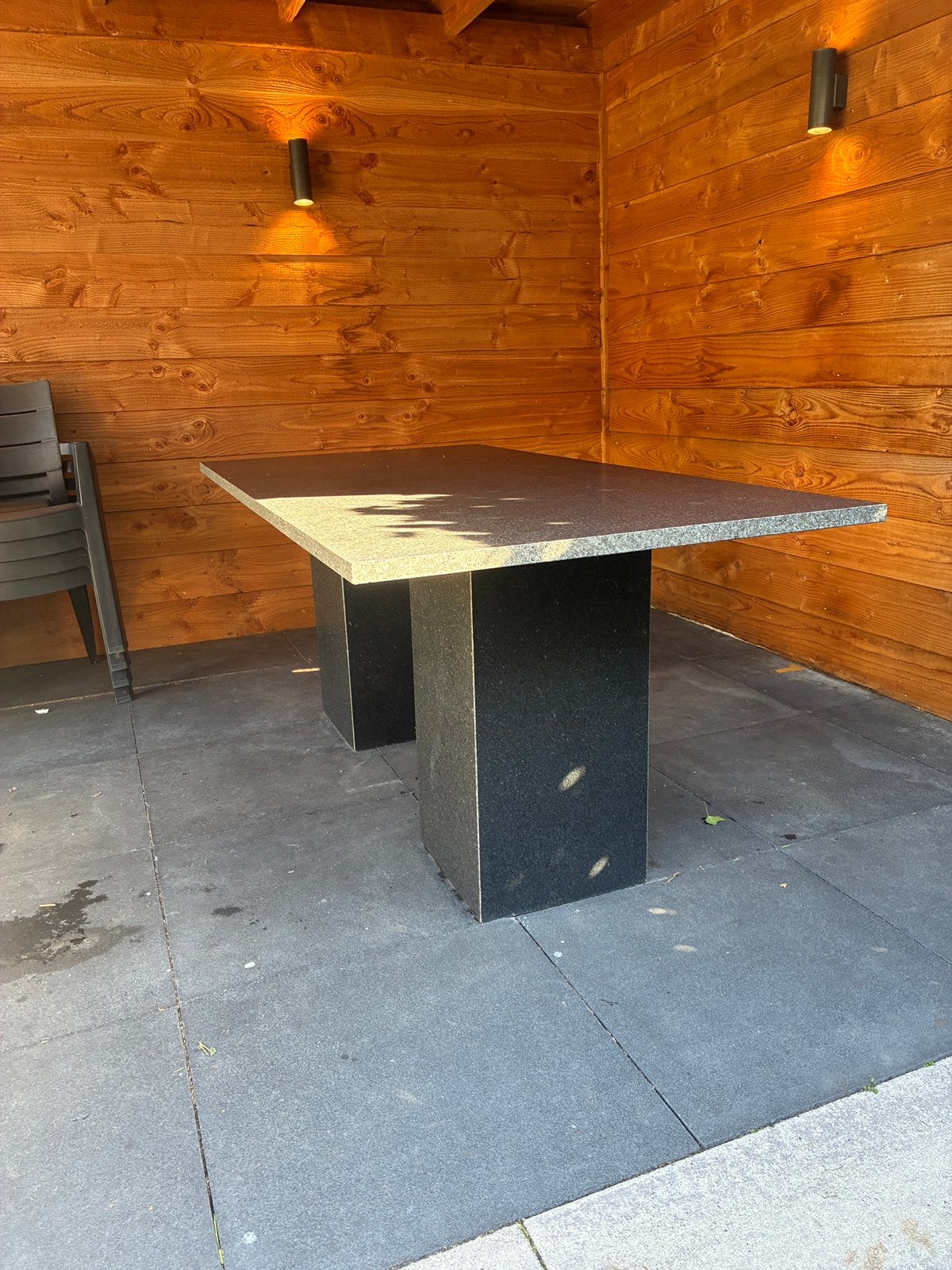 Natuurstenen tafel